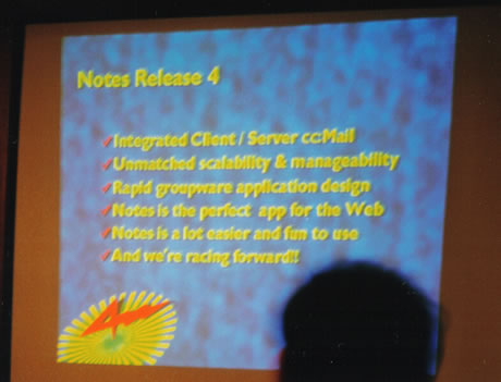 　これは、個人ユーザー向けとして発売された「Lotus Notes パーソナル R4.6日本語版」の画面。Notes R4.6は、日本でも数多くのユーザーが、長年に渡って利用してきたバージョンであることから、この画面に見覚えがある読者も多いだろう。同バージョンは、2003年1月にサポート期間が終了するとしていたが、後継製品となるNotes R5が発表されてから3年半を経過した2002年12月の時点でも、国内Notesユーザーの35％が「R4.6」を利用しているという状況。Notes R5では、移行ツールの提供が遅れたこと、前バージョンとの互換性が低かったこと、ライセンス制度の大幅な変更といった点がユーザーの移行を妨げる原因になった。日本IBMでは、2002年10月に投入した「Notes 6」の発売にあわせて、「4.6」から「Notes 6」への移行を最重点課題にするといった異例の措置をとっていた。（画像をクリックすると、次のページへ進みます）