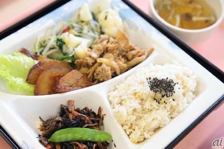ちょっとメタボを気にしてる三浦さんは、五穀米入りのメタボ対策弁当ですって。豚肉とさつまいもの味噌焼きにスープがついて580円よ。