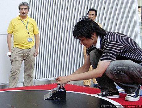 リモコンがうまく操作できずに落ち込んでいると、今度は自律型ロボットを製作したというイケメン男子が登場！ 神奈川工科大学の工藤卓馬くんですって。