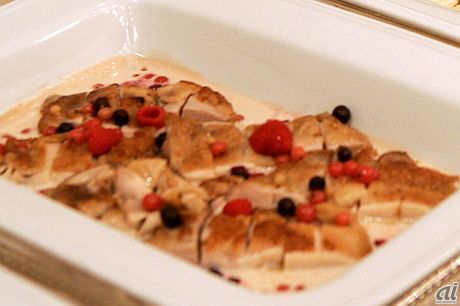 メインディッシュのお肉はさらにおいしそう！ チキンのこんがり具合がたまらないわ。