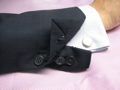 袖ボタン

既製品は袖のボタンが飾りでしかないのに対し、オーダーメイドのジャケットの袖ボタンはちゃんと機能する。しかし機能するボタンだからといって、あえて外したスタイルで着ることはない。