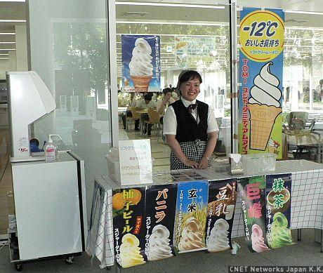 Sunny Tableの外では、夏期限定のソフトクリーム売り場も設置されていました。おいしそう！ Ziddyは抹茶かバニラが食べたいなぁ。