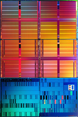 　45ナノメートル製造プロセスによる試作チップ。Intelによれば、2007年後半にも、同プロセスで製造したプロセッサを出荷する可能性が高いという。この試作品は153MビットのスタティックSRAMメモリチップで、2006年1月に製造に成功した。同チップは10億個以上のトランジスタを集積しながら、Intelが2000年に当時最新の130ナノメートルプロセスで製造した18メガビットの試作SRAMチップとほぼ同サイズに収まっている。