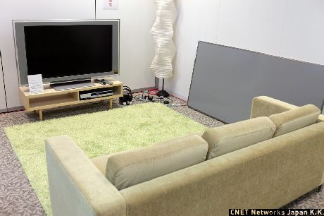 休憩スペースには大型テレビとソファもあるのよ。おうちのリビングルームにいるようで、リラックスできそうだわ。