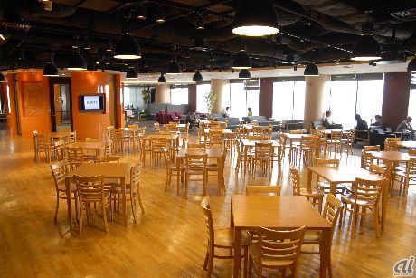 ここがネイバージャパンのオフィス内です！ 広々としているわねー。社員数は9月1日現在で146名ですって。同じビル内でカフェを共有するNHN Japanは500人近く社員がいるらしく、朝一番のカフェは行列ができるそうよ。
