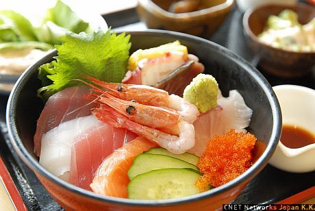 和風メニューとして、950円の海鮮丼も用意されていたわ。どれもこれも豪華でおいしそうねー。