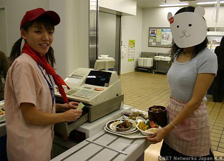 点心を2つ取ったらもうお盆がいっぱいになっちゃった。お盆いっぱい料理を並べても合計580円よ。