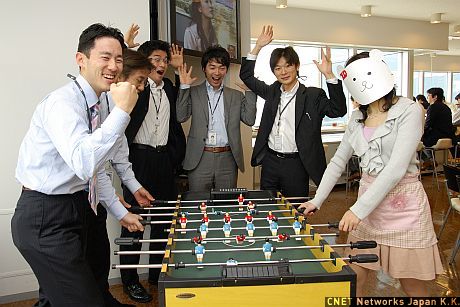 電通国際情報サービスでは、ZDNet Japanの人気ブログ「エンタープライズニュースの読み方」の執筆者、飯田哲夫さんと会うことができました。飯田さんはとっても紳士的なのに、サッカーゲームでは手加減してくれなかったの。ぐすん……
