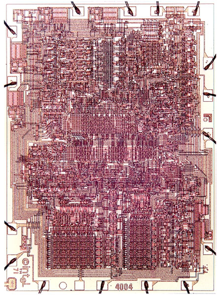 　35年前、Intelの最初のマイクロプロセッサである「4004」マイクロプロセッサが登場した。プログラム可能なコンピュータの必須要素を1つのチップに搭載した初めての製品として、4004は技術革命を引き起こした。日本メーカーの電卓用部品として設計された4004は、当初、すべての権利がそのメーカーにあった。当時、Intel幹部の多くは、この製品の将来性にはさほど期待をかけていなかった。しかし、それ以来、さまざまなメーカーがプロセッサを用いて、パソコン、エレベータ、エアバッグ、カメラ、携帯電話、ポケットベル、キーホルダー、農機具など多種多様な機器に知能を埋め込んでいる。