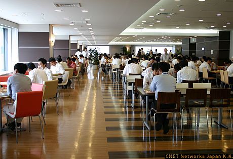 豊洲センタービルアネックスの食堂は、22階と23階に分かれています。階ごとに別の業者が入っているんですって。座席数はどちらも約700席。アネックスに勤める約6500人の人たちが12時になると一気に食堂につめかけます。