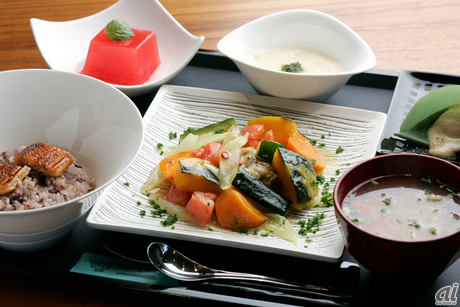 旬穀旬菜カフェはJR浜松町駅から徒歩約7分の場所にあります。ロゴがカワイイわね。