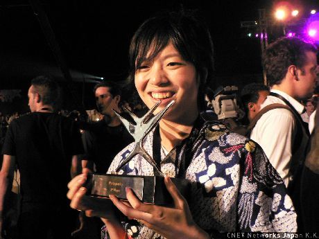 そしてこの会場では、寺田志織ちゃんの名前が写真部門の入賞者3位として発表されたのよ！ ピラミッドを前にした大きな舞台の上に立てるなんて、志織ちゃんスゴイ！