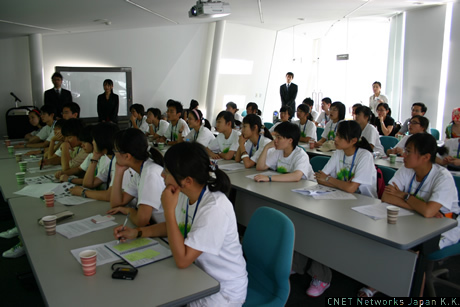 「経済の急速な成長に伴って、環境問題も深刻さを増している中国の高校生たちに、日本での環境への取り組みを知ってほしい」--7月31日から8月8日までの9日間、ソニーは、中国の高校生30名を日本に招き、日本の文化や社会に対する理解、環境問題に対する理解を深めてもらうことを目指した「Sony Student Project Abroad（China）」（SSPA）を実施している。
　SSPAは、中国の青年団体である中華全国青年連合会と、ソニーおよび中国のソニー有限公司の共同主催で実施しているもの。昨年に引き続き、今年が2回目の開催となる。
　参加者は、北京、杭州、成都の高校より、論文とプレゼンテーションによって選抜された30人の生徒たち。日本滞在中は、ホームステイや、大学教授による環境技術に関するワークショップ、日本の高校生との交流といったプログラムをこなしている。