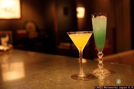 バーテンダーの三上さんは、4-9's Bar以外でも働く本格的なバーテンダー。その三上さんが作ってくれたのは、ブランデーベースの黄色い「サイドカー」と、ピーチリキュールベースの青いオリジナルカクテル「カクテル・デ・セプテーニ」よ。