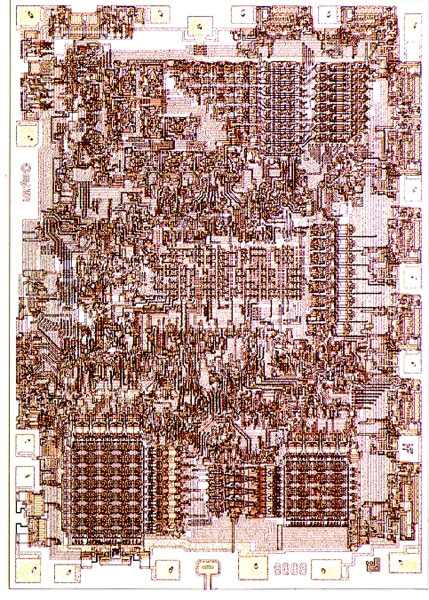 　「8008」マイクロプロセッサは、性能が4004の2倍になった。1972年4月にIntelが発売した8008は、8ビットの演算でデータ処理ができた。8008チップは、テキサス州の端末機器メーカーDatapoint向けに設計されたものだったが、同社は契約の期限になっても支払いができなかった。これを精算するため、Datapointは同社が開発した命令セットを含む8008の権利をIntelに譲与した。この命令セットが、やがて、現在のIntelチップを支えるx86アーキテクチャの基礎の一環となっていく。