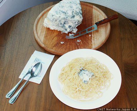 ほかにもここには本格的なメニューがたくさん。この500円のクリームスパゲティには、立派な青カビチーズを目の前で切って入れてもらえます。