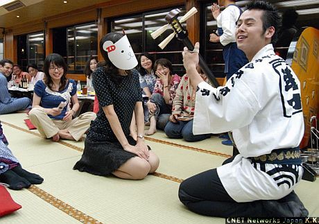 Ziddypolyでどんな写真を使ったか、ここで過去を振り返りつつ紹介するわね。これは、日本ビジネスオブジェクツのみんなと屋形船パーティーに行った時の写真よ。三味線弾きのタイヨウくん、ステキだったなぁ。