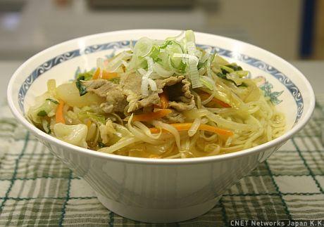 ここの食堂のウリは何といってもその安さ。山盛り入ったラーメンも、120円で食べられます。