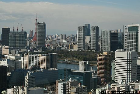 まずはトリトンスクエアから見たお昼の風景を紹介するわね。わぁ、東京タワーが見えるとなると、夜景も相当期待できそう！