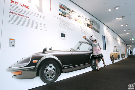 ギャラリーには車の実物だけじゃなく、小さな模型や車の歴史がわかる展示もたくさんあります。これは人気のスポーツカー、フェアレディ240ZG HS30型の実物大写真よ。はじめは北米向けの輸出モデルだったフェアレディ240Zを、日本のファンの声に応えて1971年に国内でも発売したんですって。