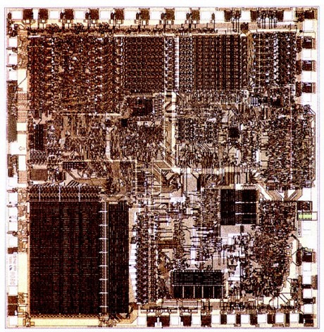 　Intelはx86アーキテクチャによる最初のプロセッサ、動作周波数5MHzの「8086」を、米国時間1978年6月9日に発表した。汎用プロセッサとして登場した8086だったが、現在PC業界で果たしている巨大な役割はまだ認識されていなかった。状況の変化は少し遅れてやってきた。IBMが、現在のPCの祖先である同社初のパソコンに、8086の安価版である「8088」を採用した。8088の成功で、Intelは「Fortune」誌トップ500社にランクインした。
