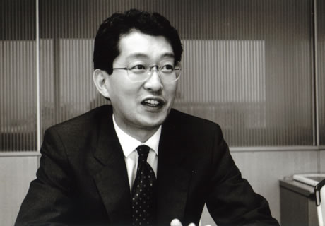 【樋口泰行氏（右）】
　日本ヒューレット・パッカード社長、ダイエー社長を歴任して、2007年3月、突然のマイクロソフト入りを発表した。3月5日付けで、代表執行役兼COO（最高執行責任者）に就任したが、現社長のHuston氏（左）は、「将来的には、私の後任ということを含めて考えている」と、社長就任を視野に入れた人事であることを明らかにしている。入社直後は、送られた花が社長室、ロビーに入りきれないほど殺到し、新宿の本社ビルは植物園状態に。過去のマイクロソフトのトップでも例がないほどだったという。だが、もし樋口氏が社長に就任すると、今年末には50歳となる年齢はマイクロソフト社長としては最高齢となる。Huston氏、Rawding氏はともに39歳で社長就任。阿多氏が42歳、成毛氏は35歳、古川氏は32歳での社長就任であった。最年長社長が登場するかどうかの結論は、来年ということになりそうだ。
　……さて、今回の「業界タイムマシン」の旅はいかがでしたか。次回のタイムトリップでもご一緒できることを楽しみにしています。
　ナビゲーターは大河原克行でした。
