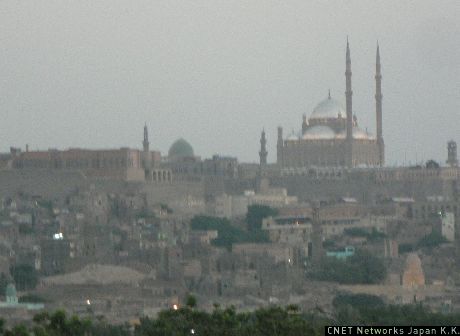 ここからは、カイロの街が一望できるの。もちろん、開会式場となったモスクもよく見えるわ。