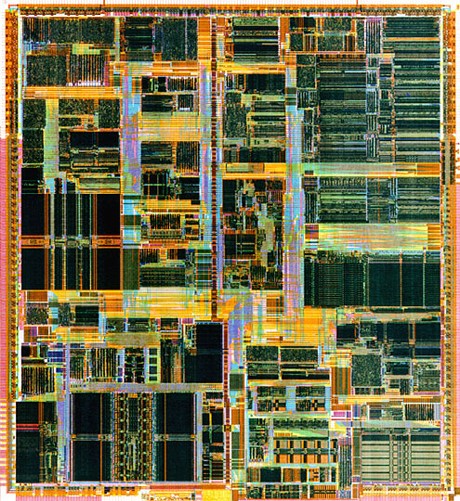 　「Pentium II」プロセッサ（750万個のトランジスタを集積）では、IntelのMMXテクノロジが採用された。これは、動画、音声、画像のデータを効率よく処理できるよう開発された技術だ。また、高速のキャッシュメモリも搭載された。このPentium IIによって、コンピュータを使ってデジタル写真を編集し、インターネットで共有することも可能になった。また、Intelはこのプロセッサについて「ホームビデオで撮った動画を編集し、テキスト、音楽、画面切り替え効果などを挿入できるほか、テレビ電話を使えば、通常の電話回線やインターネット経由で動画を送れる」とうたった。Pentium IIプロセッサについては、供給過剰により、大手メーカー製か準大手メーカー製かを問わず、ハイエンドシステムの製品価格が前例がないほど安くなる事態も生じた。また、ミッドレンジおよびハイエンドのサーバやワークステーションに必要な性能を満たす目的で「Pentium II Xeon」プロセッサが開発された。
