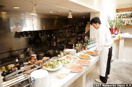 あら、そろそろ社食の準備が整ってきたようね。社食は、先着限定10人のみにビュッフェスタイルで提供されます。価格は500円。料理長の飯島二郎さんは、ウクライナの日本大使館のお抱えシェフとして務めていたこともある腕のいいシェフなのよ。プロのシェフが作るおいしいお料理が500円で食べ放題なんて、うらやましいわー。