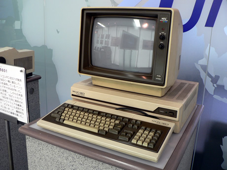 ……ようこそ、「業界タイムマシン」のコックピットへ。私は、ナビゲーターの大河原克行です。このコーナーでは毎回、IT業界の歴史を、当時の写真を交えながらご紹介していきます。今回のテーマは「いにしえの国内標準機、PC-9800シリーズ」です。
　1982年10月に登場したPC-9800シリーズは、日本を代表するパーソナルコンピュータであり、当時から「国民機」という呼ばれ方もされていました。パソコンの普及期においては、数々の98包囲網と呼ばれる対抗勢力を退け、市場シェア7割を超える圧倒的な地位を獲得していました。しかし、Windows 95を境にした国際標準への流れのなかで、国内標準だったPC-9800シリーズの「ガリバー神話」は崩れていきます。PC-9800シリーズの歴史のひと幕を、写真とともに振り返ってみます。
　それではこれから、あなたをIT業界の過去へと誘います……。（画像をクリックすると、次のページへ進みます）