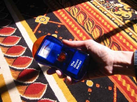 　価格30ドルのこの携帯用EMF検出器は、本体に「The Ghost Meter」という表示があり、ゴーストハンティング用の機器であることをはっきりとうたっている。Ghost Martなどのオンラインショップでは、数百ドルから数千ドルの価格帯で、機材一式を販売している。