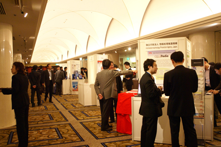 2006年11月21日から22日にかけて、福岡で開催された「第5回北東アジアOSS推進フォーラム in 博多」では、基調講演やワーキンググループの成果発表と共に、オープンソースソフトウェア（OSS）を推進する関係各社、団体の展示も併設された。今回は、その展示の模様をフォトレポートで紹介する。