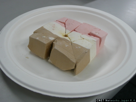 開けてみると、なんと割れていた！　皿の上にパッケージのように並べてみました。