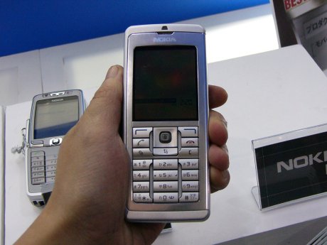 6月7日に発表されたノキアの企業向け3G端末「Nokia E60」。どの通信事業者のSIMカードでも使用できる。無線LANとWCDMAの音声デュアルモードだ。