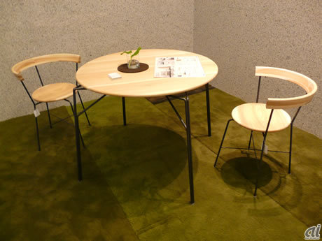 　1階に展示されている宮崎県日南市との協業によって開発した飫肥杉（おびすぎ）による家具。SUGIKARAシリーズ、ASHIKARAシリーズが用意され、2010年の同社カタログに掲載の予定。