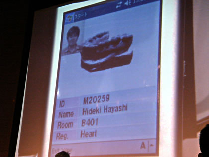 　北海道大学大学院の高田祐輔さん、泉澤秀樹さん、高良常仁さん、村上陽介さんによる「HOKUDAI TEAM-B」は、携帯電話向けのウェブアプリケーション「八百万神 in Pocket」を紹介。携帯電話のGPS機能を利用した子ども向けのコミュニケーション促進ツールだという。自分に配信される「神様」と呼ばれる多数のキャラクターをコレクションする遊びだが、自分の神様は実際に対面している他人から「占って」もらわないと分からなかったり、このアプリケーションを利用している人同士が実際にすれ違うことで神様の「乗り移り」や「変化」というイベントが発生する仕掛けが用意されている。GPSで捕捉される各ユーザーの位置情報を手がかりに直接人と顔を合わせなければイベントが起こらないため、効率性を追求したツールによって失われた人とのつながりを回復し、心の健康を保つためのコミュニケーションを提供するという。プレゼンテーションは、寸劇とショートフィルムを交えたユニークなものだった。