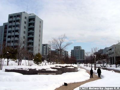 　国立大学法人北陸先端科学技術大学院大学（北陸先端大：石川県能美市）は、科学と技術の分野で世界最高水準の研究と教育を行うことを目的とした国立大学法人の大学院。日本最の国立大学院大学として1990年2月に創設され、2004年4月より北陸先端大に校名が変更されている。

　2008年度より、「新教育プラン」という新しい教育体系を全学的に展開。体系的なカリキュラムにより大学院教育を行い、広い見識と能力を持った研究者や技術者を育成することを目指している。2月19日にはマイクロソフトとの協業を強化し、包括的ライセンス契約とインターンシップによる人材育成で協力することを明らかにしている。