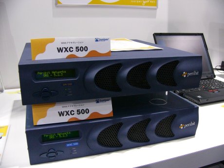 ジュニパーネットワークスが販売する、WANアクセラレーションの「WXC 500」。WANを高速化してLANと同じ感覚で使えるようにするWAN高速化のためのハードウェアは、注目されている分野だ。