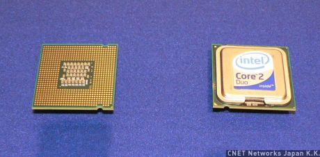 インテルは7月27日、デスクトップPCおよびノートブックPC向けのデュアルコアプロセッサ「インテルCore 2 Duoプロセッサー」を発表した。デスクトップ向けプロセッサは開発コード名「Conroe」とされていたもので、ノートブック向けプロセッサは「Merom」と呼ばれていたものだ（関連記事）。発表会場には、新プロセッサと対応マザーボードが展示されていた。以下は、デスクトップ向けCore 2 Duoプロセッサ（開発コード名：Conroe）。