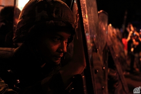 バンコクの中心街で陸軍の宣伝活動が行われた。大音量のスピーカーに耳をふさぐ市民（撮影：石井健）