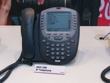 日本アバイアが提供するIP電話端末「4621SW」。同社のブースでは、同端末を利用して、PtoP技術を応用した「サーバレスSIPソリューション」が参考出展されていた。