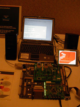 「8ビット・マイコンHCS08評価用キット」で作成した「LCD表示太陽計」。LEDドライバのターミナルソフトの代わりにセンサ付きMCUを接続すると、センサで読み取った値をそのまま表示することができる。