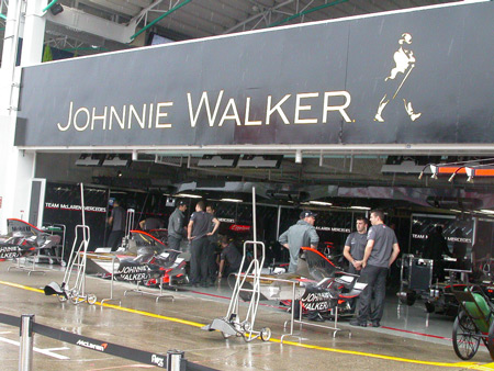 　10月6日、鈴鹿サーキット（三重県鈴鹿市）においてフォーミュラーワン（F1）世界選手権の2006年シリーズ第17戦、日本グランプリが開幕した。F1世界選手権に参戦するウェスト・マクラーレン・メルセデス・レーシング・チーム（マクラーレン）は、2001年よりスポンサードしているSAP AGのソリューションを活用することで、2006年シリーズを戦っている。