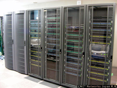　CRAYの超並列コンピュータシステム「CRAY XT3」。360個のCPUを7.68Gbpsの転送能力を持つネットワークで3次元トーラス状に接続。合計1.7TFLOPSの能力を、超並列処置研究用システムとして活用している。