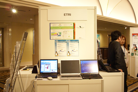 韓国国立電子通信研究院（ETRI）の展示ブース。韓国が推進する「Booyo Linux」が紹介されていた。「Booyo Linux」は中国と韓国が推進する共通規格の基となるため、多くの注目を集めていた。