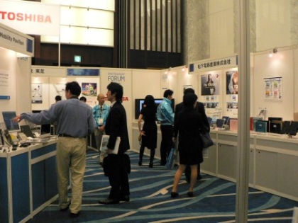 4月6日から7日にかけて、東京都内にてインテル主催の開発者向け会議、「インテル・デベロッパー・フォーラム Japan 2006」が開催された。展示会場では、デジタルホームやデジタルヘルス、モビリティなどのパビリオンにわかれており、富士通、日立製作所、日本ヒューレット・パッカード、マイクロソフト、NEC、沖電気工業、オンキヨー、日本オラクル、東芝、Certified Wireless USB Communityなどのゴールドスポンサーをはじめとする各社のブースでにぎわっていた。