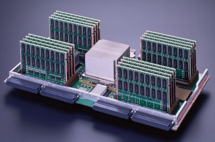 「メインフレームを振り返る」の最終回となる今回（第1回、第2回、第3回）は、2001年から現在に至るまでを見てみる（写真は日立製作所提供）。2001年に発表された「エンタープライズサーバAP8000」は、ブロードバンドの普及により、エンタープライズ・ネットサーバに対応するミッションクリティカルサーバである。AP8000は、新しいCMOSプロセッサを採用している（連動企画の「メインフレームの進化論」はこちら）。