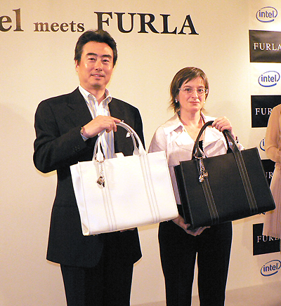 インテルとフルラジャパンは3月23日、女性を対象としたPCバッグ「Classic」を共同で企画、制作したと発表した。同日よりFURLA青山本店をはじめとするFURLA直営ショップおよび百貨店内のFURLAショップにて販売開始する。販売個数は限定500個で、価格は3万7800円。
