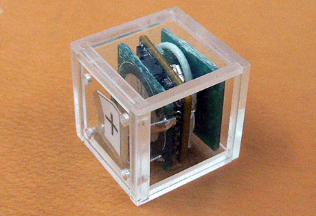 UWB Diceは温度センサーが標準搭載されているが、湿度センサーなど他のセンサーを拡張させるための構成にした形が今回デモで披露された。