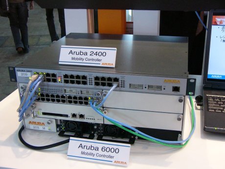 Aruba Wireless Networksの「Aruba 6000 Mobility Controller」。大学やデータセンタなどの環境に対応できるモジュラ型モビリティコントローラ。ハードウェアをベースにした暗号化機能を搭載している。